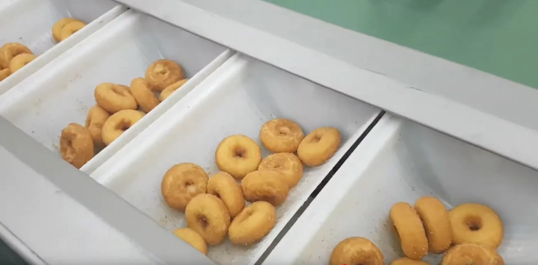 Kisméretű dongák adagolása 10 fejes többfejű(multihead) mérleggel.